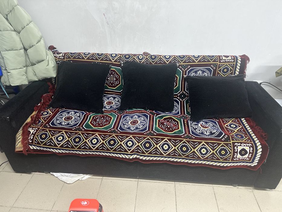 Диван для гостиной, имеется 3 подушки плюс чехол для  покрытия дивана