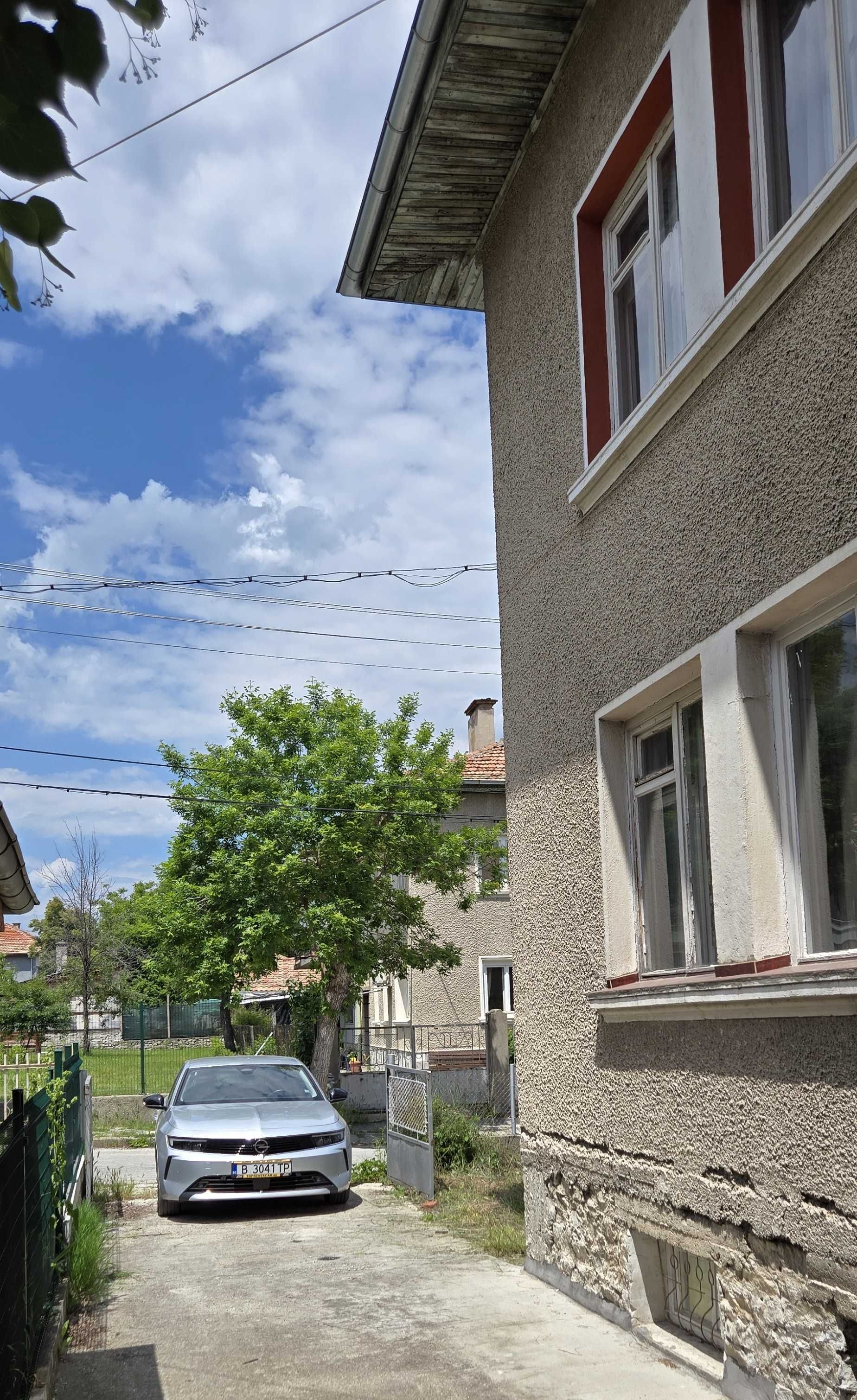Продава се двуетажна къща с двор и гараж във Велинград широк център