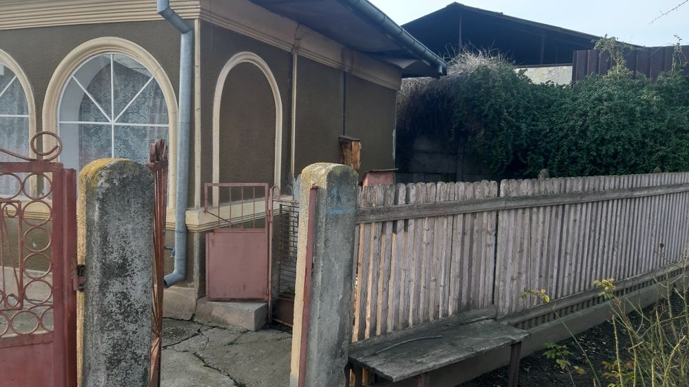 Casa batraneasca în cartierul CFR din Tecuci 500mp 56000