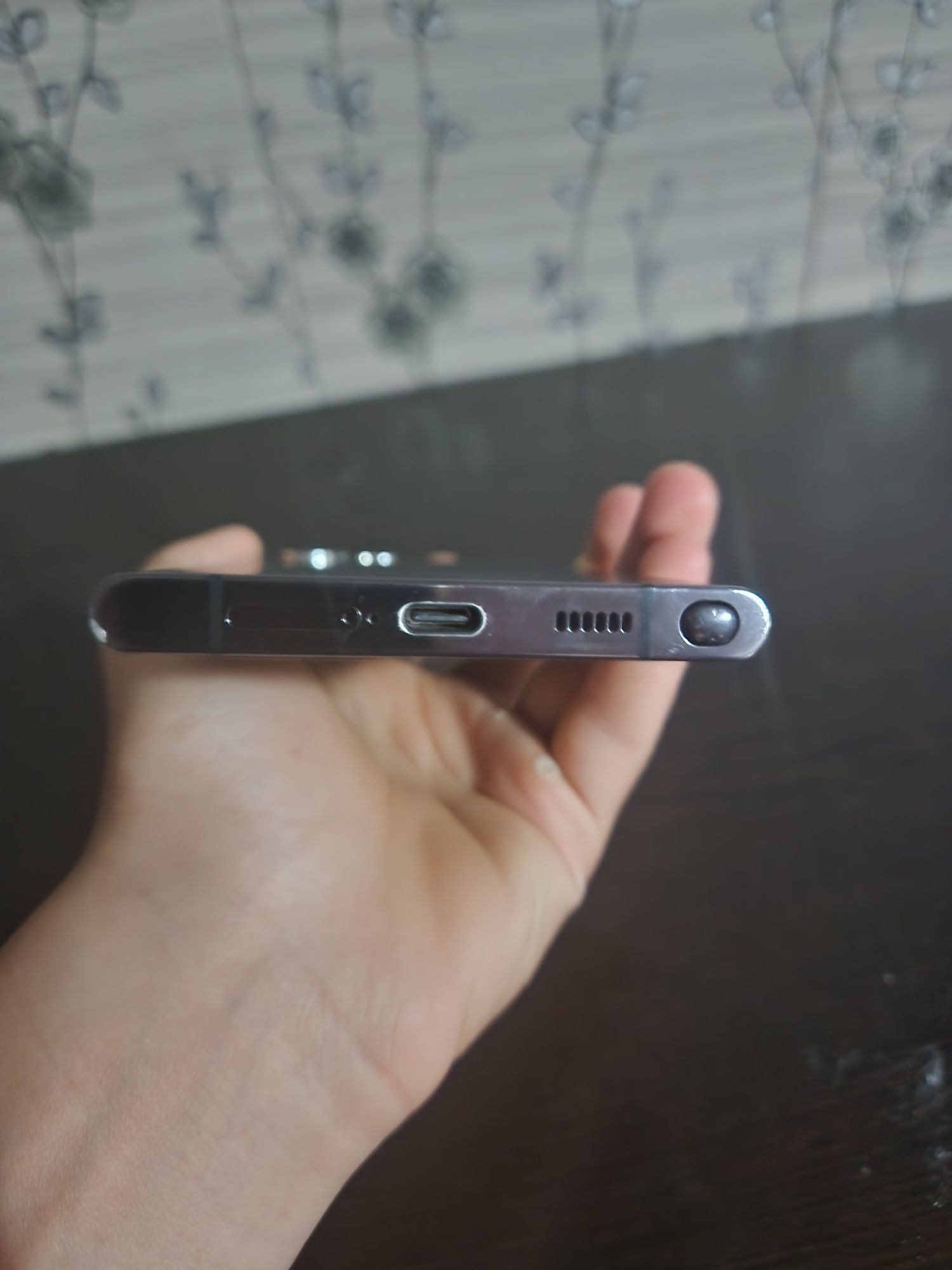 Samsung S22 ultra xotira512GB faqat aybi elrani kuygan holos