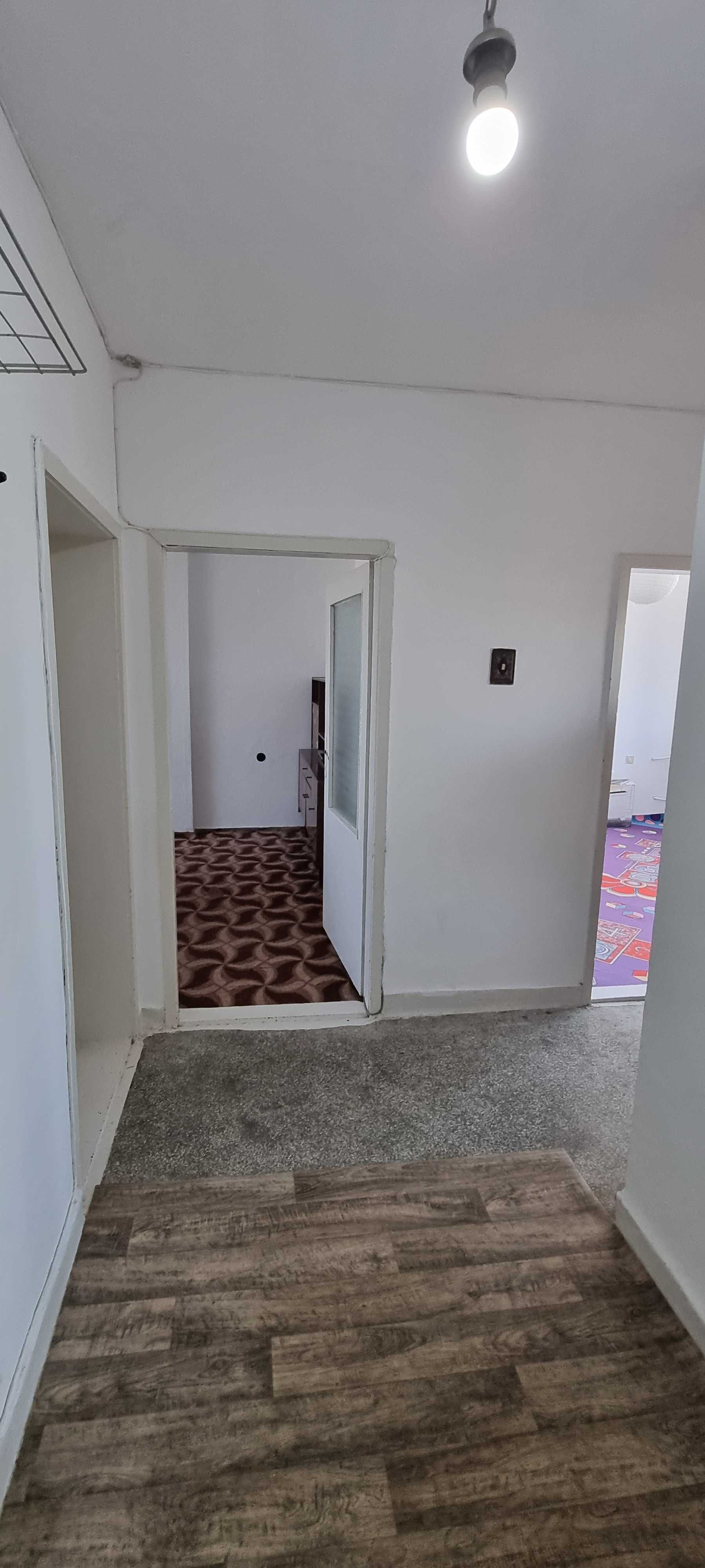 1260-Продава се тристаен тухлен апартамент в кв. "Бели Лом"