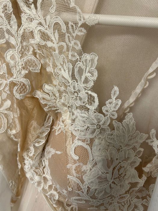 Vând rochie de mireasă , cu trenă, nouă, marca Morpho