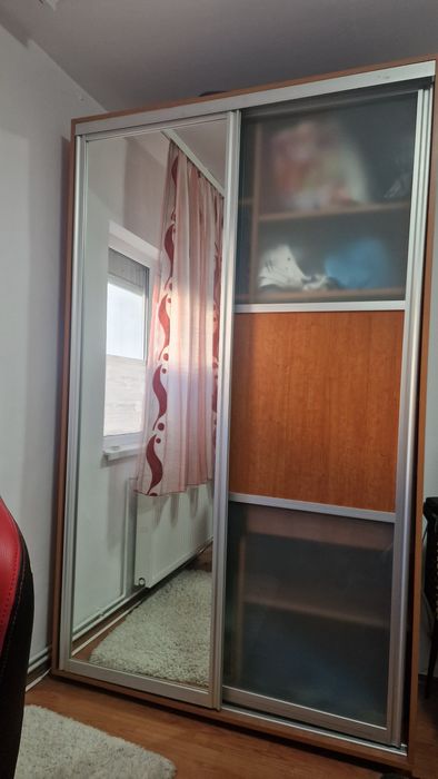 Dulap cu oglindă și uși glisante - Stare excelentă!