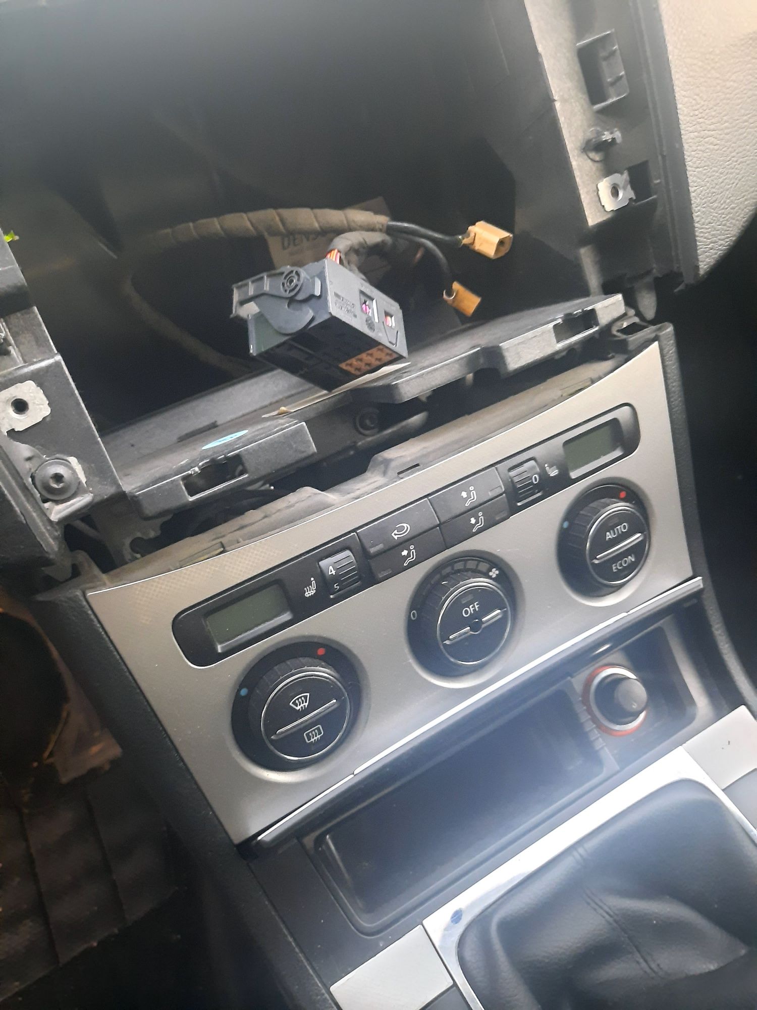 Dezmembrez Passat b6 1.9 tdi bkc