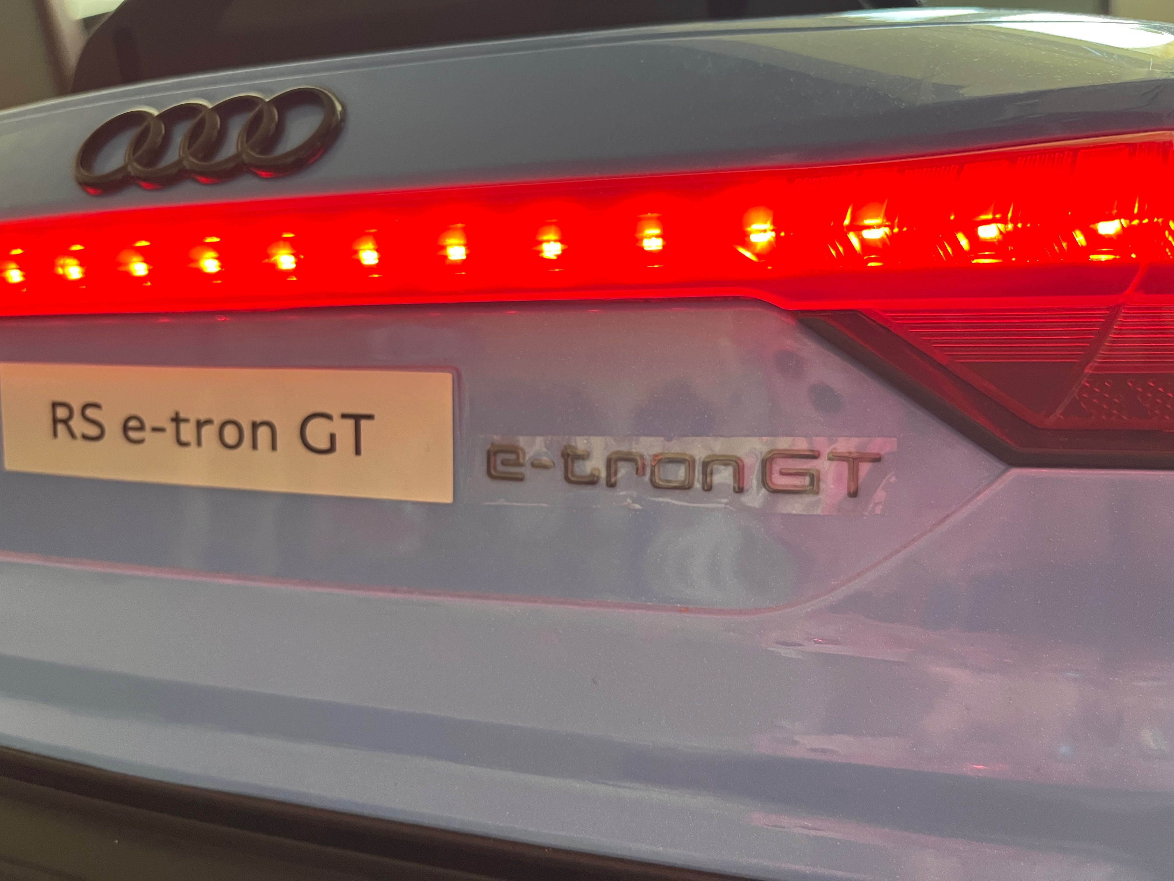 Акумулаторна кола Moni - Audi RS e-tron, синя