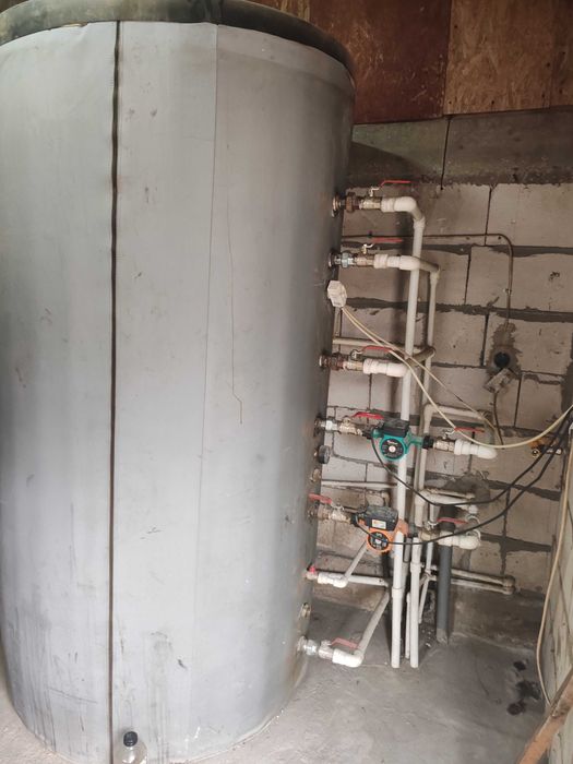 Centrala pe lemne 40kw cu pufer 1500 l pompe și boiler termoelectric.