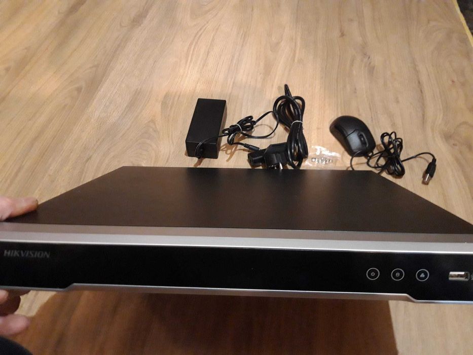 NVR 8 canale Hikvision DS-7608NI-I2, rezolutie 4K UltraHD