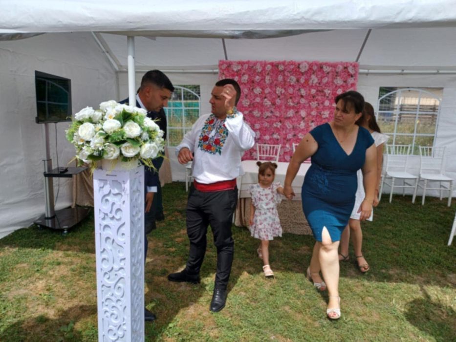 Închiriez scaune chiavari  ,mese rotunde umbrele evenimente