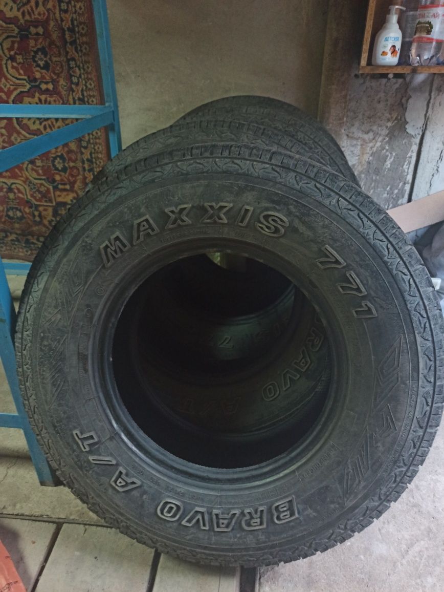 235/75/15. Maxxis Bravo A/T