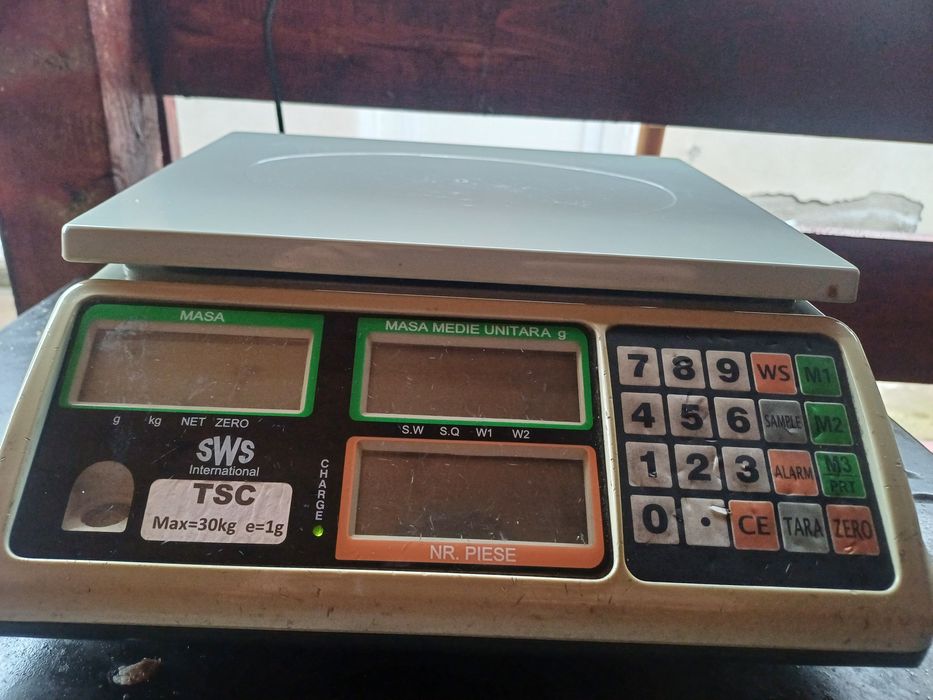 Cântar  metrologie  in stare foarte buna ( suruburi ,piulite ,etc )
