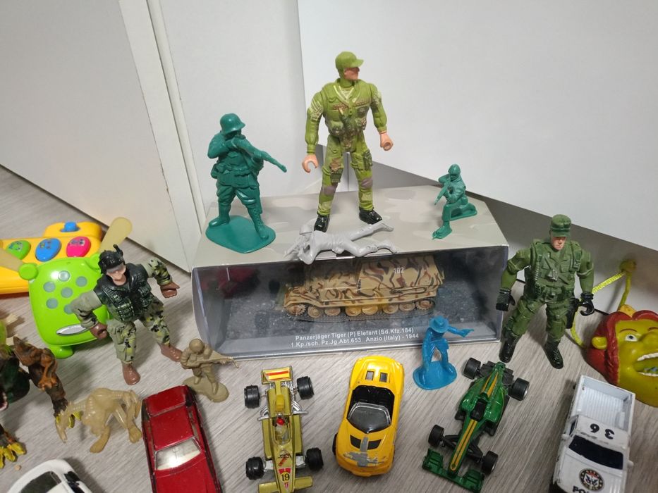 Коли и други играчки