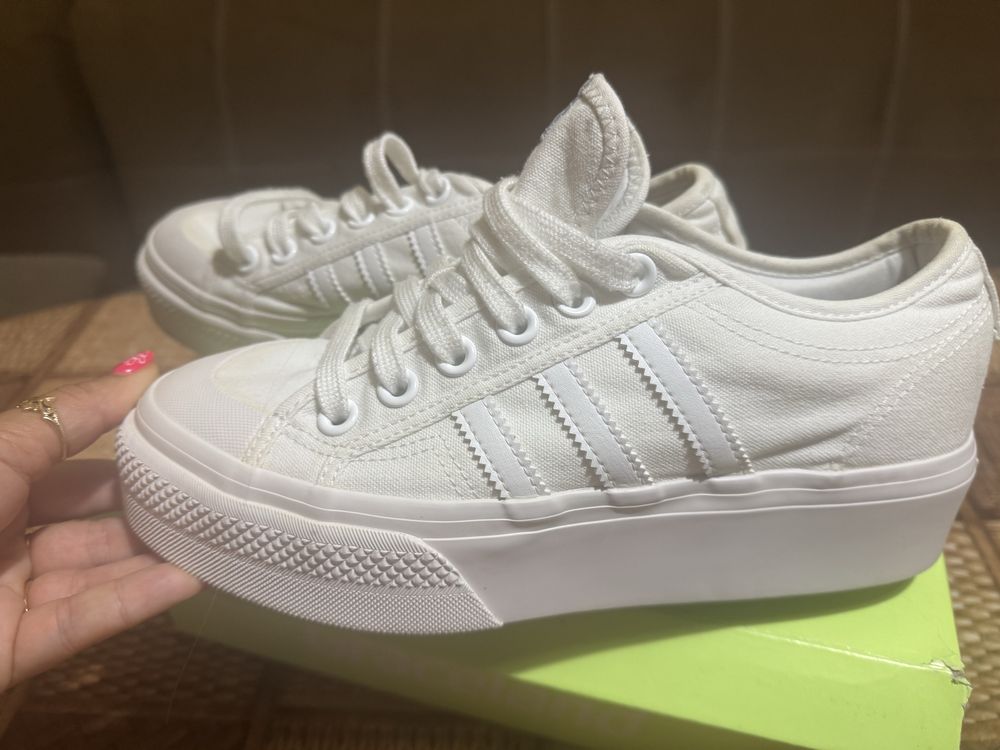 Дамски маратонки / сникърси Adidas бели