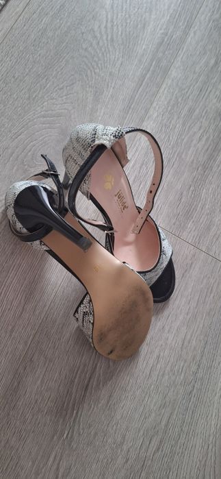 Vând  sandale elegante