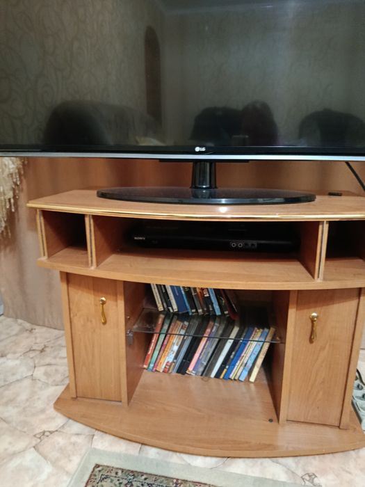 Отдам тумбу под телевизор.