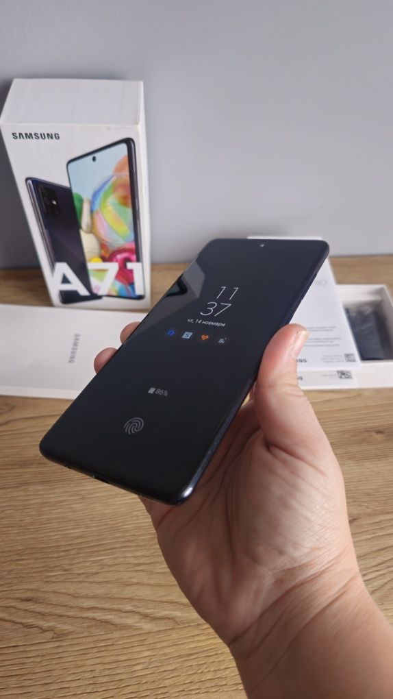 Samsung Galaxy A71 Перфектен с документи и подарък слушалки и кейс