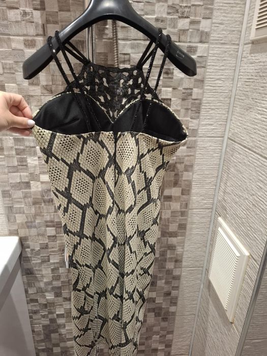 Официална рокля с камъни и змийска шарка