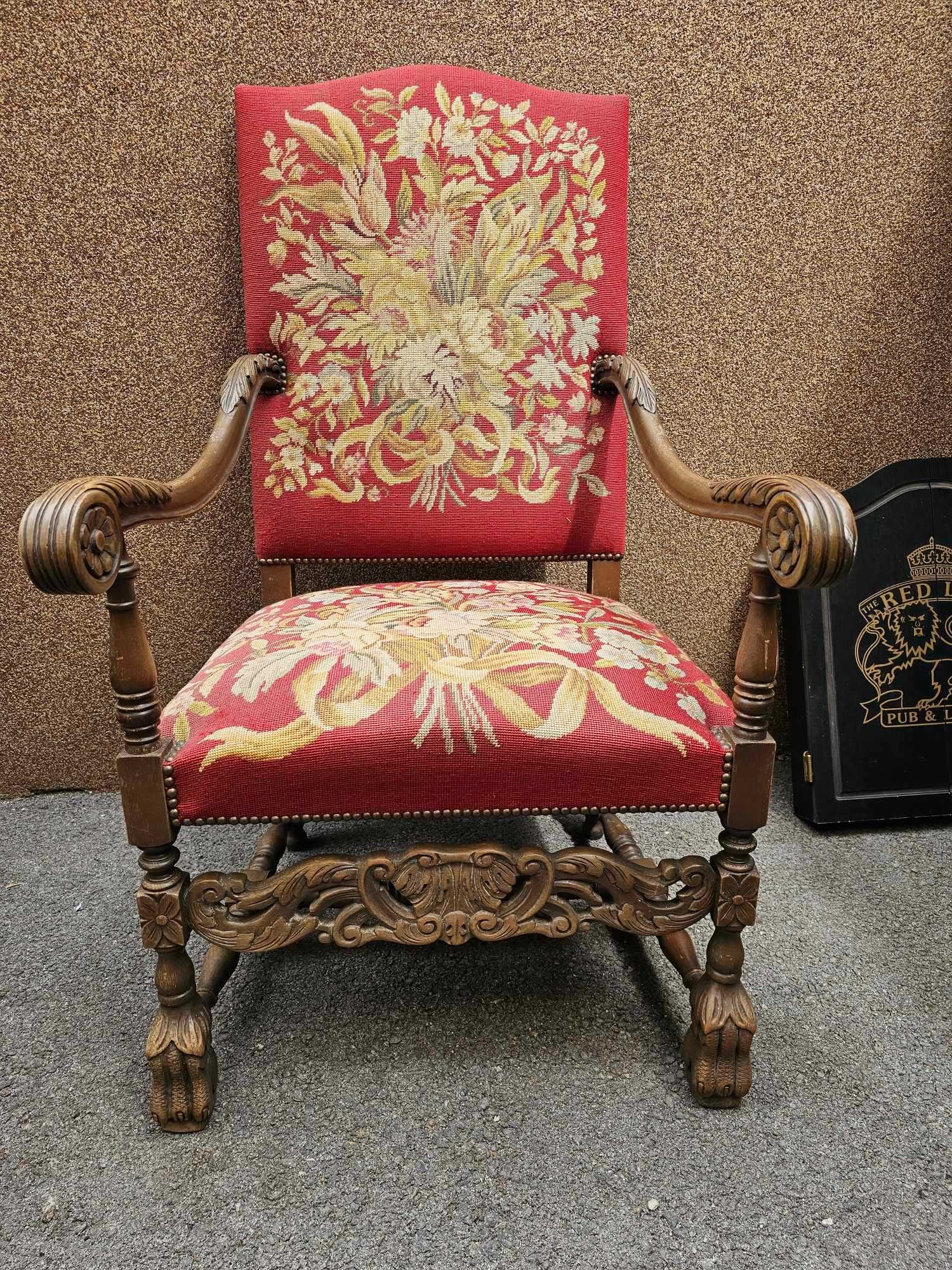 Уникално кресло с дърворезба