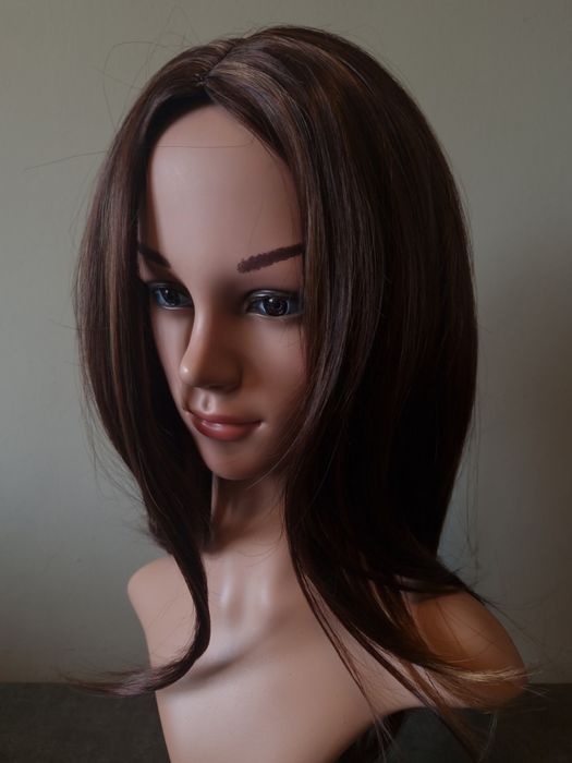 Кестенява перука с руси кичури на път