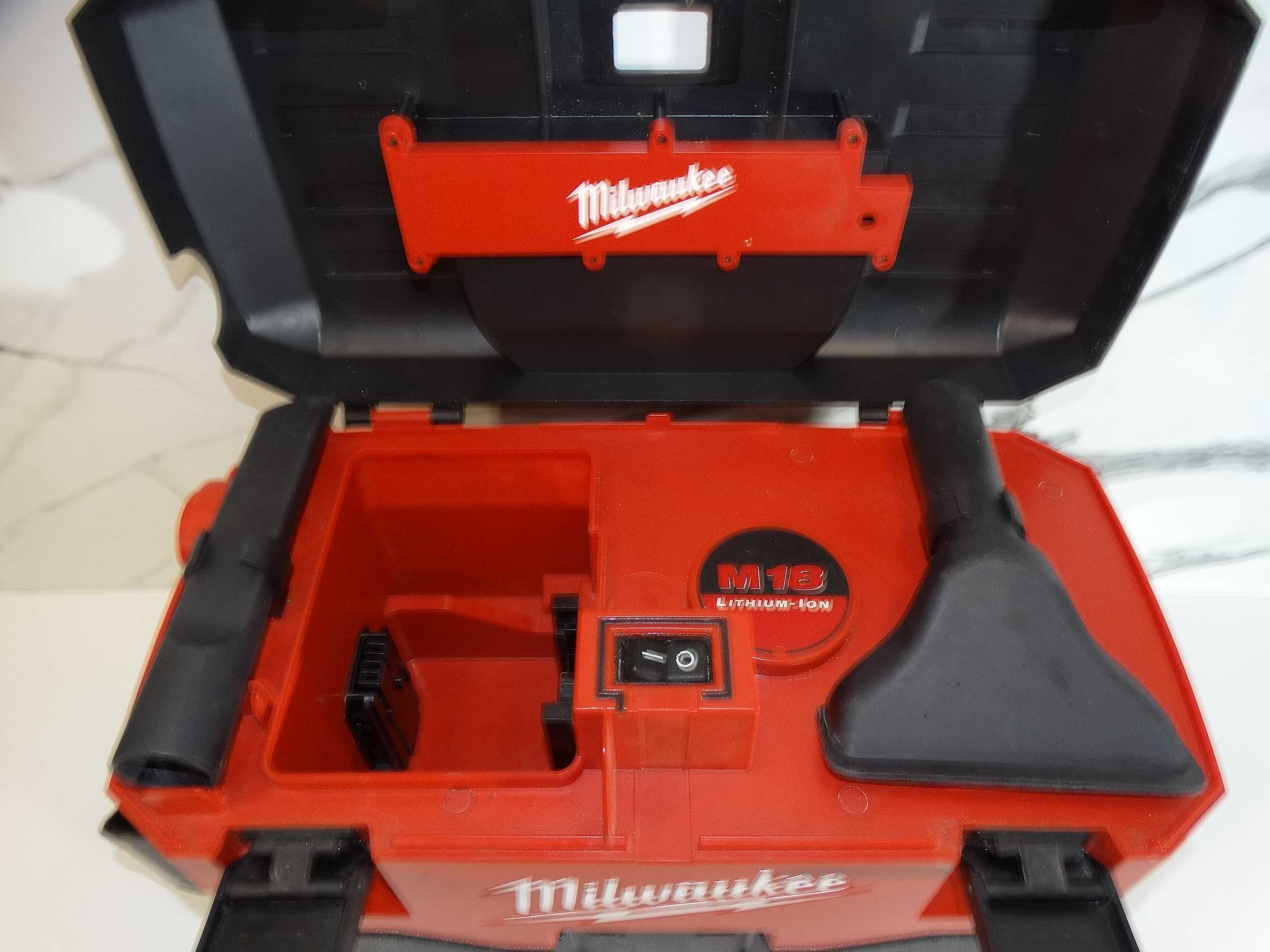 Milwaukee M18 VC - Акумулаторна прахосмукачка
