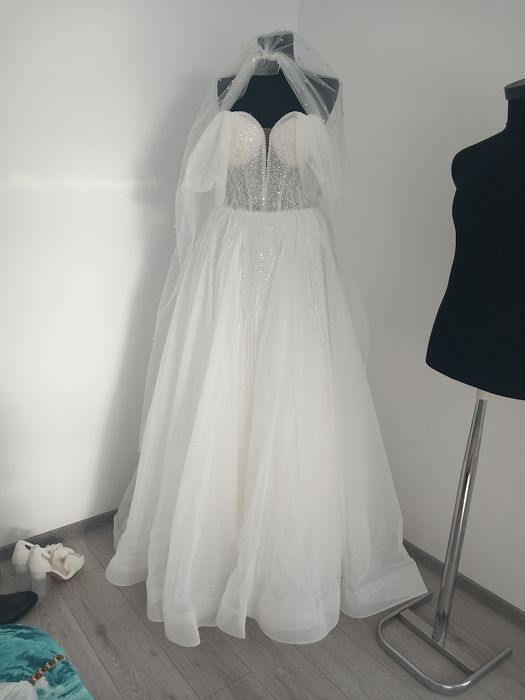 Vând rochie de mireasa, mărimea  s cu corset la spate.