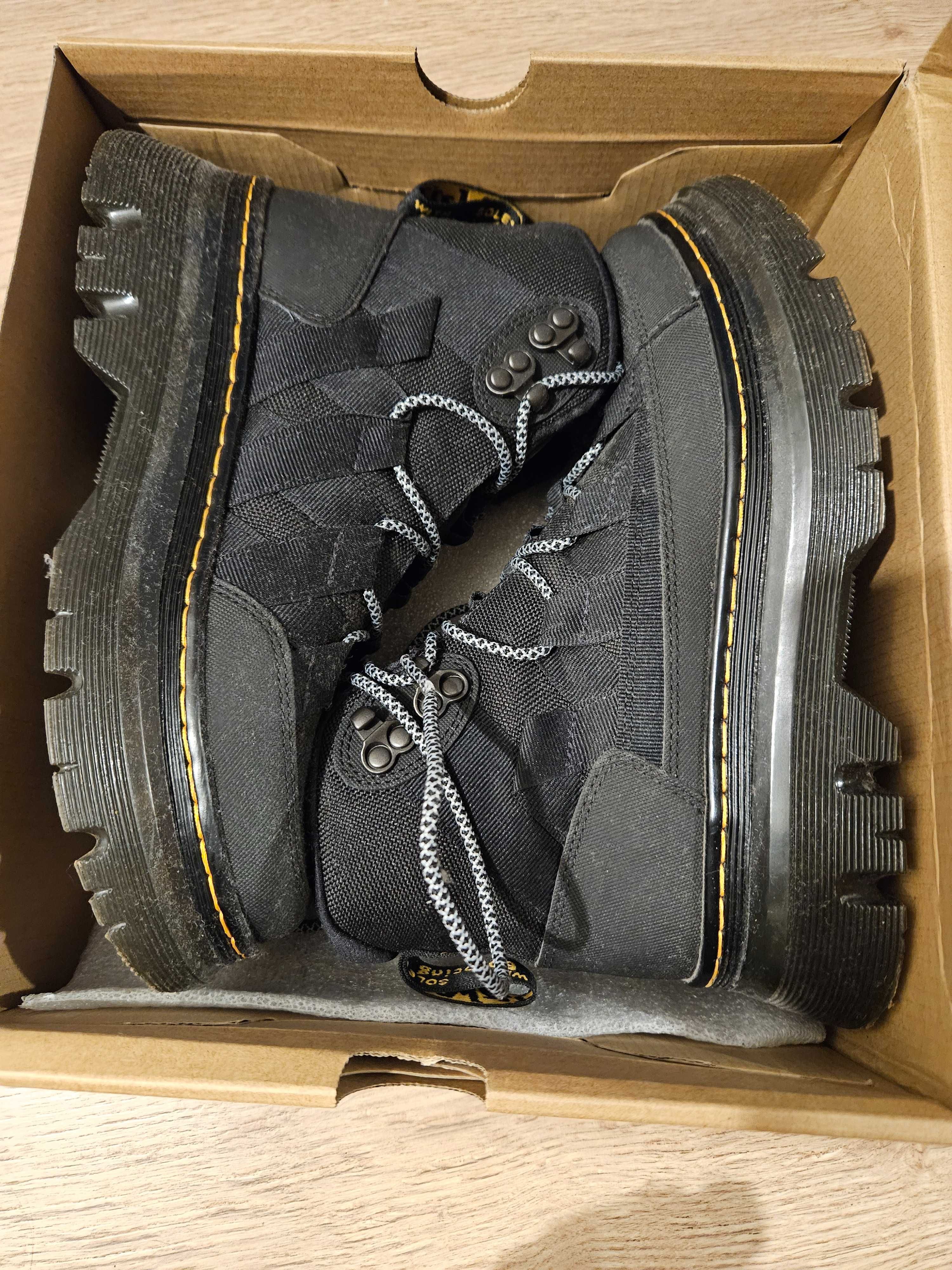 Зимни боти Dr. Martens