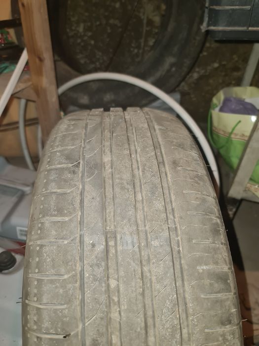Vând 4 anvelope 225 45 R17 DOT 5223 cu jante originale skoda superb 2