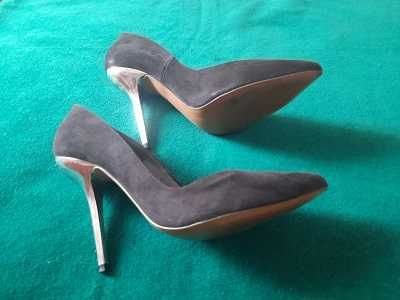 Pantofi Bershka din antilopa neagra, toc argintiu, 40