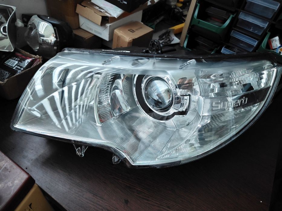 Far bi-xenon adaptiv Skoda Superb 2