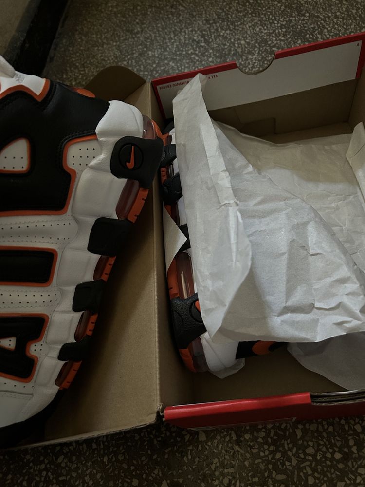 Vând nike air more uptempo