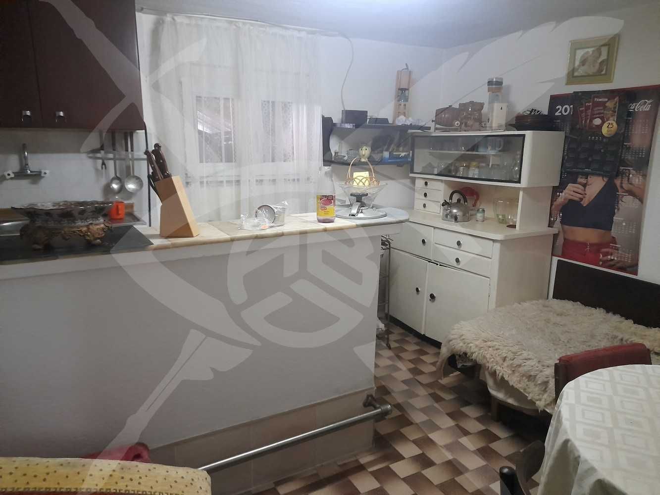 Къща с двор в  с. Лозен № 38045