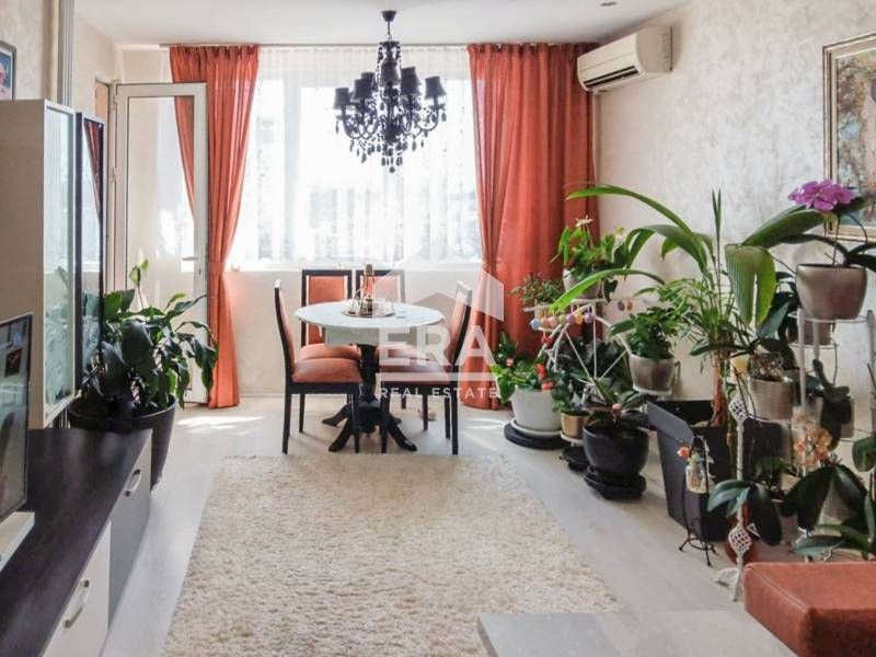 Тристаен, стилно обзаведен, южен апартамент под наем, в кв. Възраждане