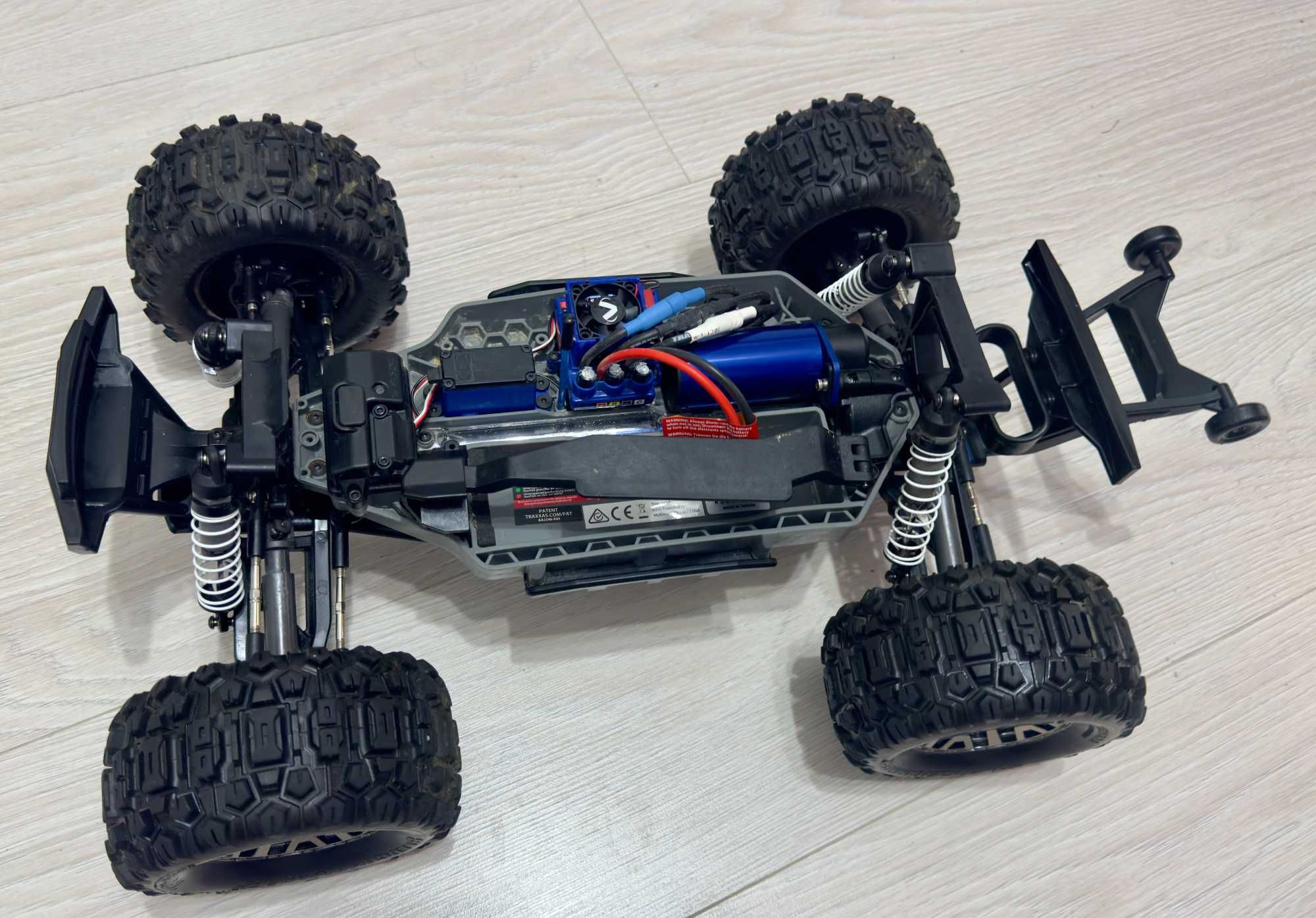 Radiomodel Traxxas Hoss impecabil brushless, 2 acumulatori noi, 90km/h