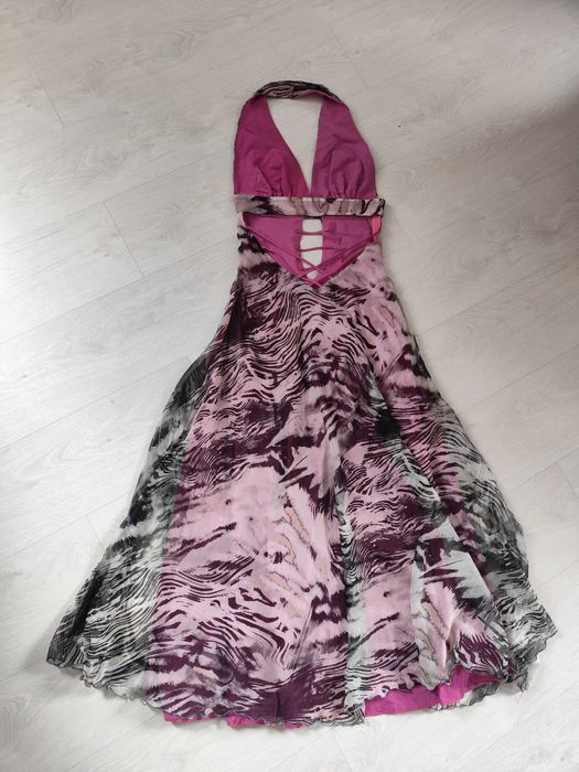 Рокля с гол гръб и ръкави