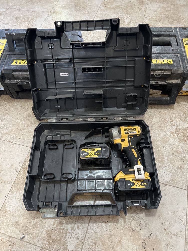 Акумулаторен безчетков винтоверт Dewalt