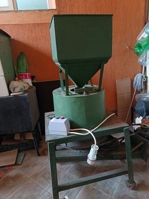 Vând moară cu pietre pentru măcinat cereale în stare perfectă.