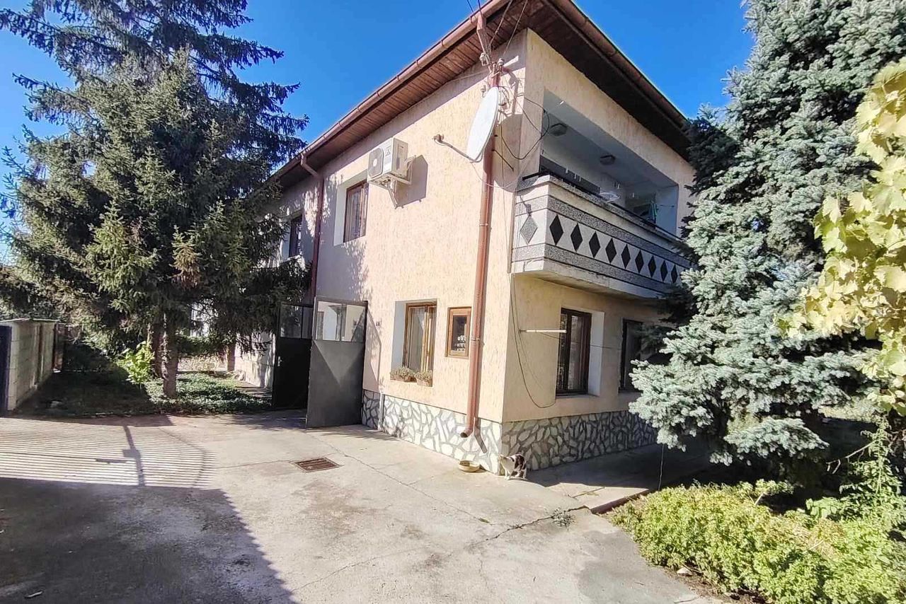 Продава се Къща в Левски - 340 кв.м за 180 €/кв.м - Снимка #2