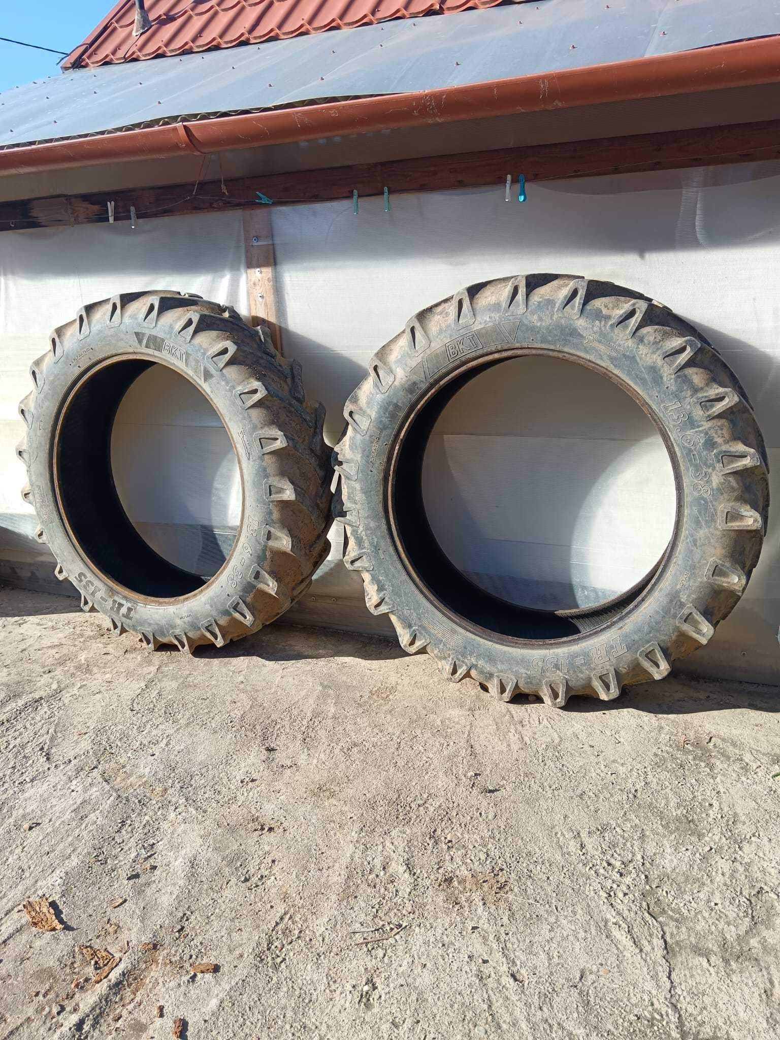 Vând  2 anvelope agricole marca BKT 13.6/38  TR135