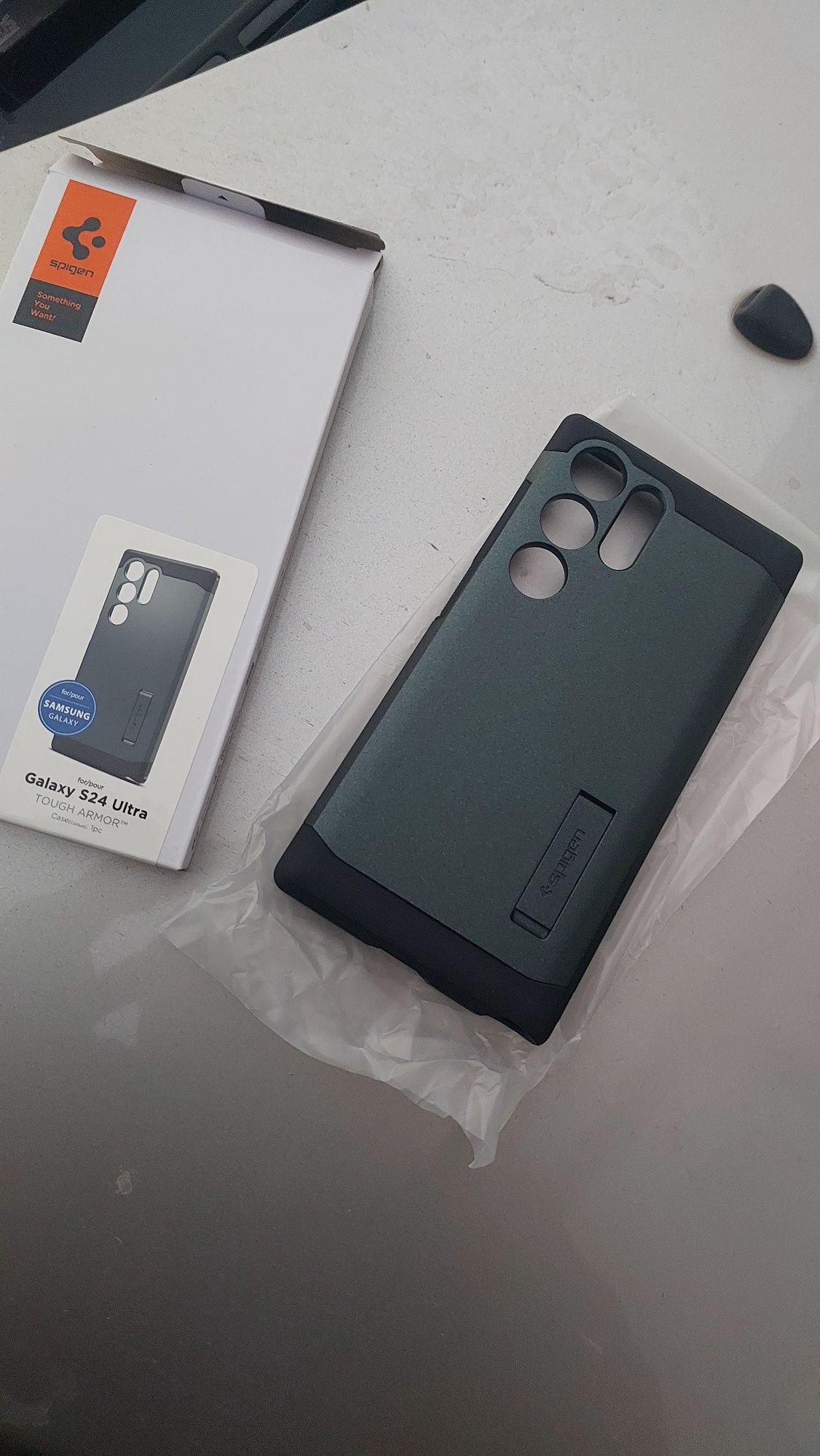 Продам чехол Spigen