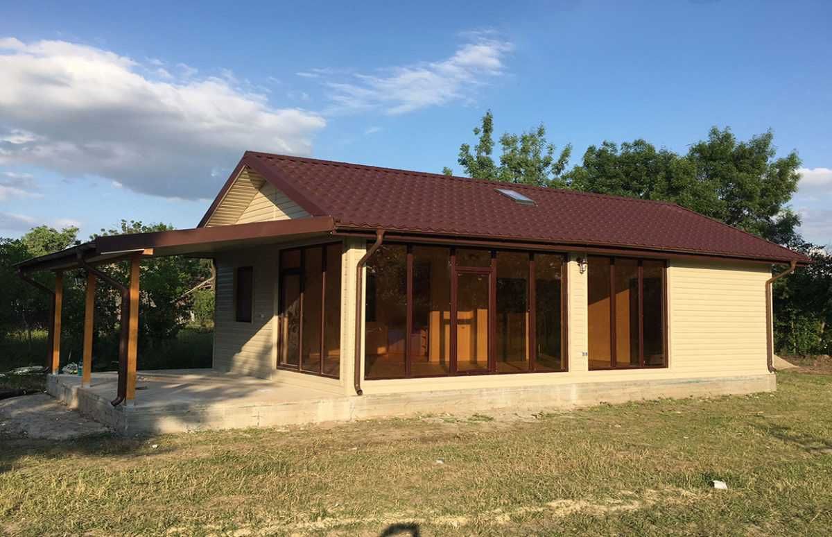 Casa, garaje auto pe structura metalica si panou sandwich termoizolant