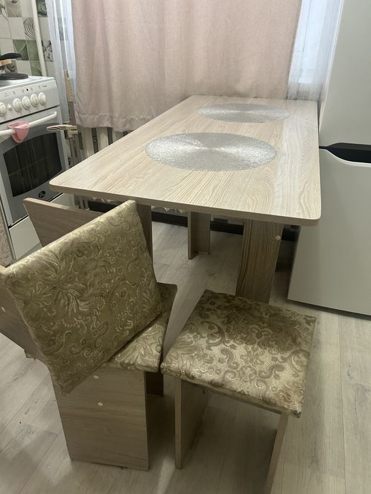 Стол, стулья  в отличном состояний стульев 4