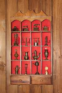 Уникална колекция стари бронзови миниатюри в стилен шкаф лавица.