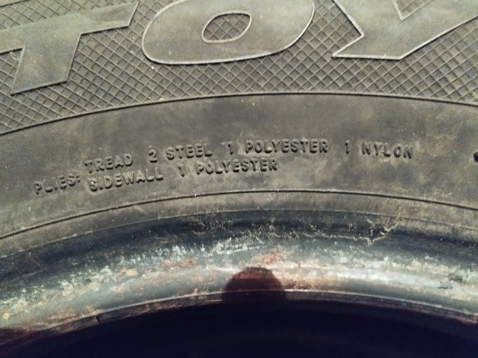 Продавам летни гуми.165/70 R13. С добър грайфер. Четири броя.