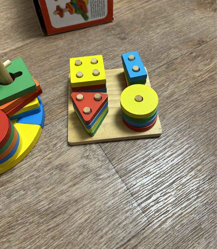 Развивающие игрушки: пирамидка, деревянные головоломки, рыбалка…