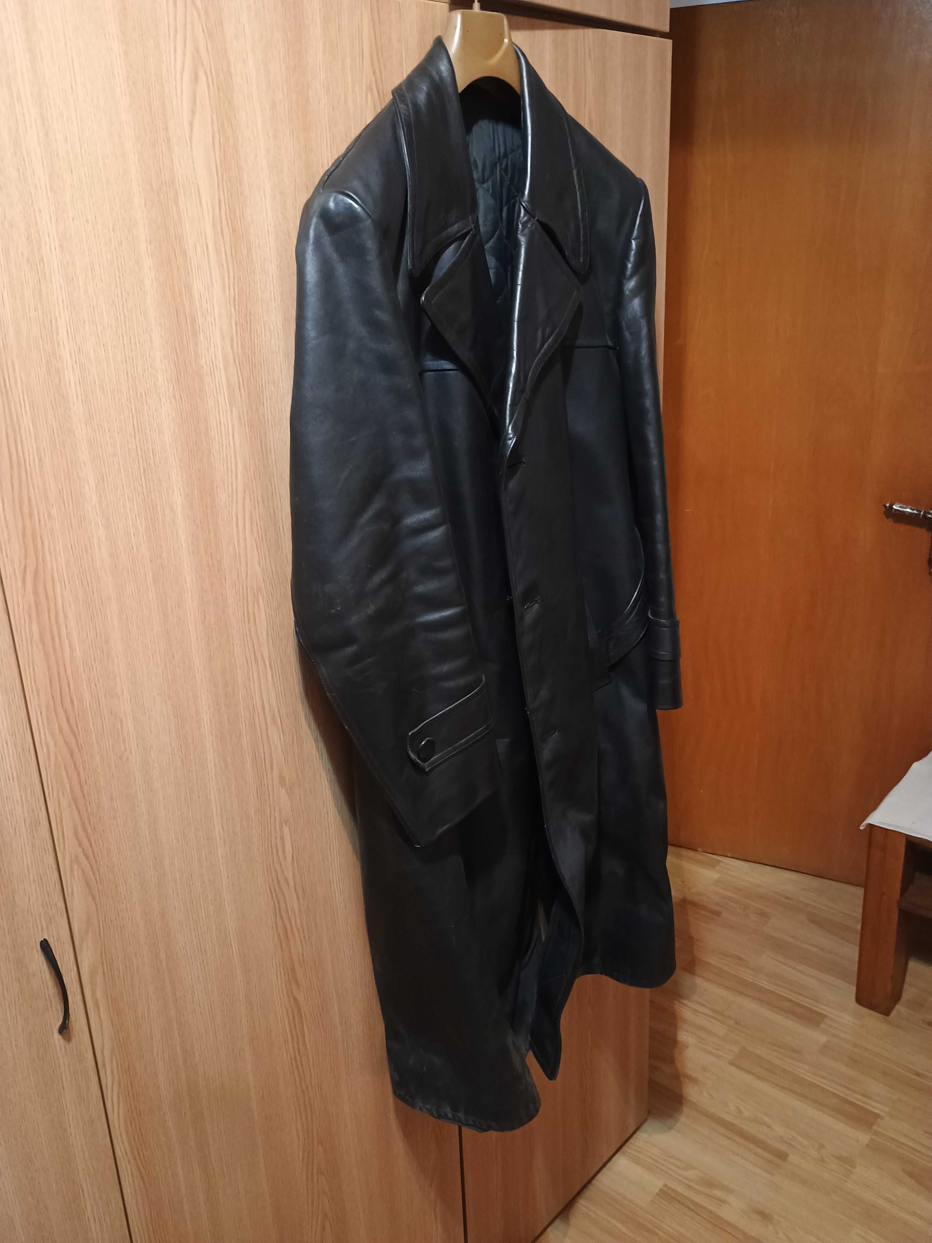 Vand 3 bucati haine piele dama si barbat, in stare foarte buna.