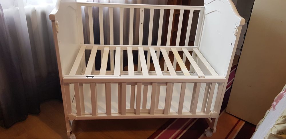 Patut Bebe Lemn,Alb, Saltea Cocos,Cadou Carusel cu muzica si proiectie