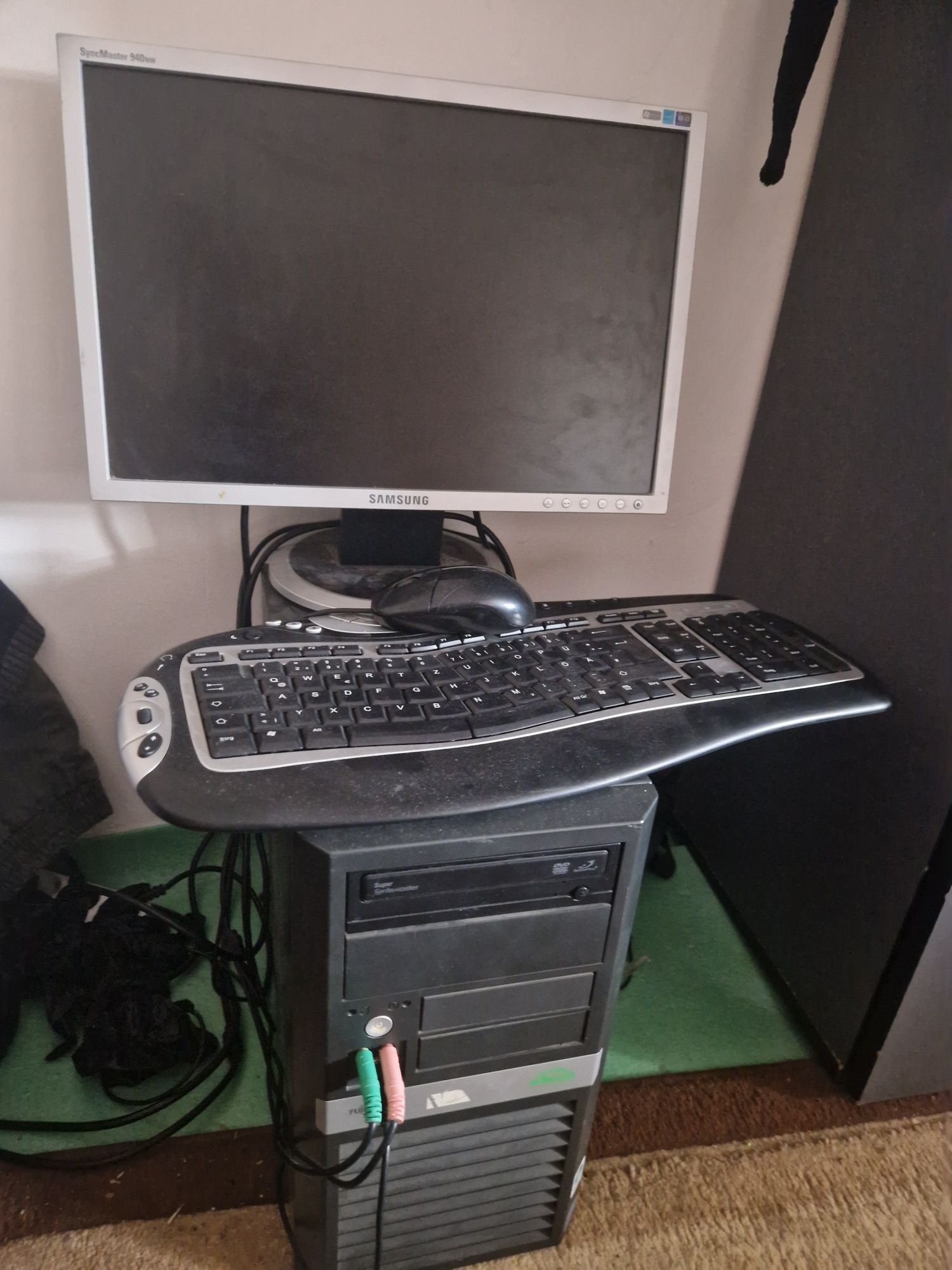 Unitate cu monitor și tot ce este necesar  funcționează perfect.