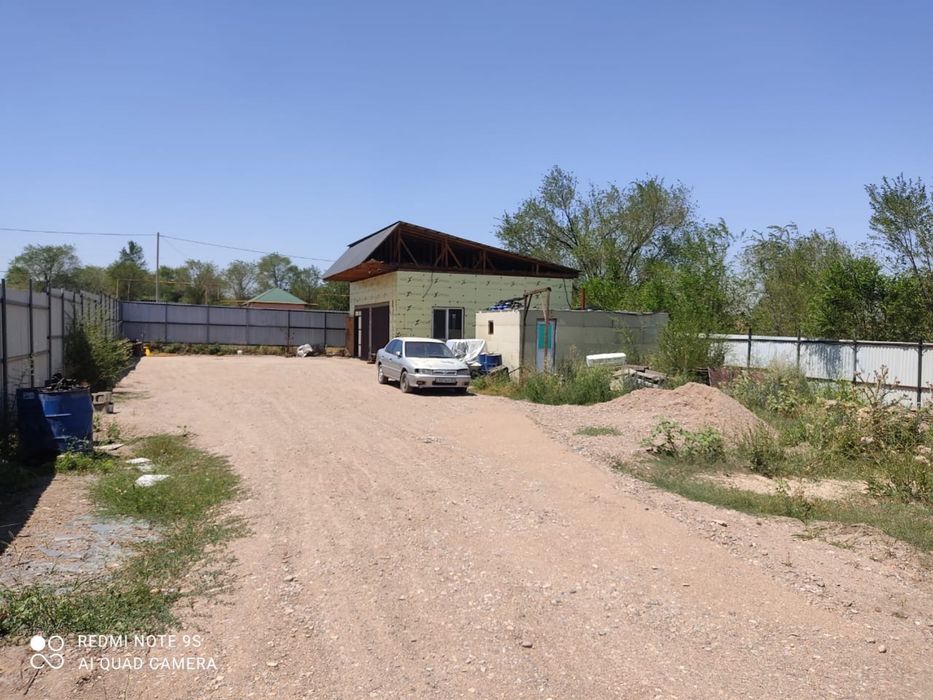 Продам землю с гаражом и баней