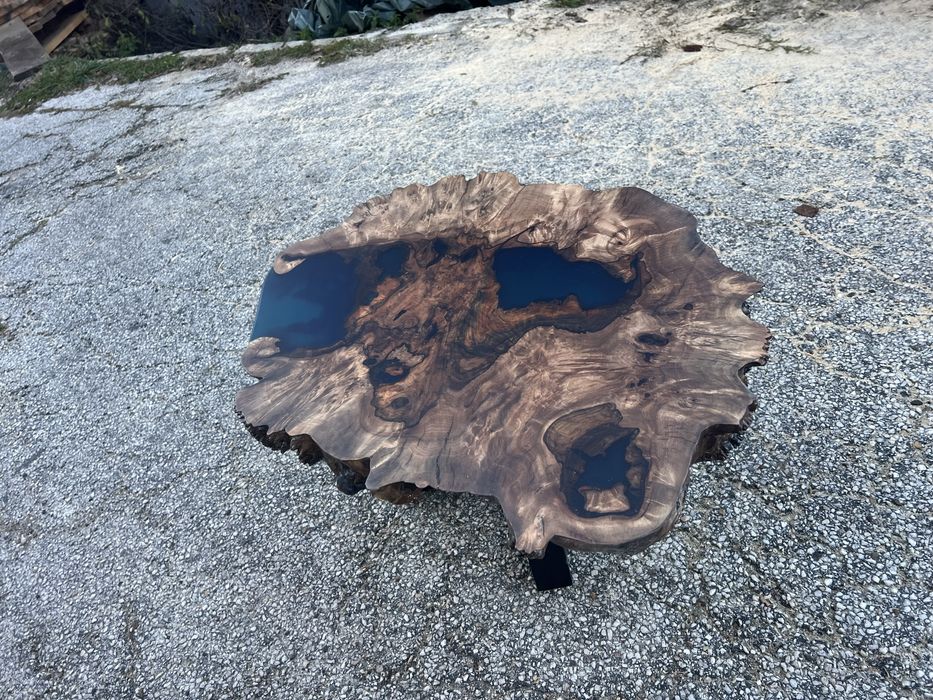 Налична уникална маса от орех и епоксидна смола