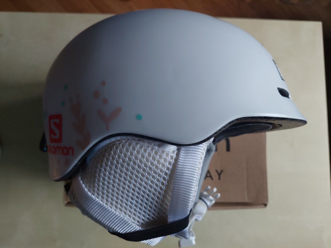 Продавам детска каска за ски SALOMON GROM White