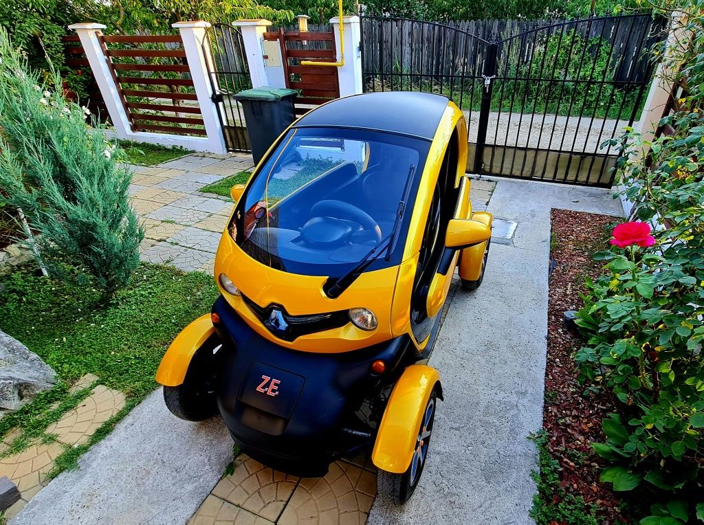 Motocilu Renault Twizy, electric, se poate conduce si de la 16 ani!